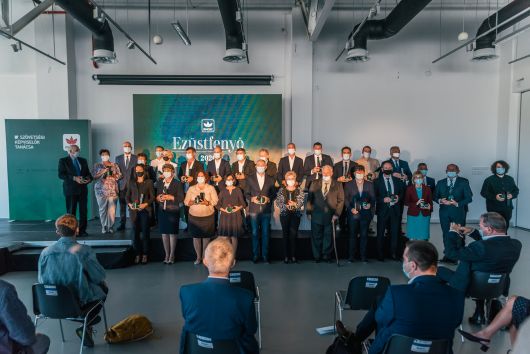 28 de personalități marcante ale comunității maghiare au primit distincția ”Bradul de Argint” 28 de personalități marcante ale comunității maghiare au primit distincția ”Bradul de Argint”