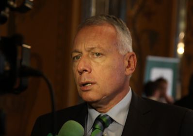 În proiectul de lege a descentralizării pe care Guvernul și-a asumat răspunderea, din cele 85 de amendamente propuse de UDMR au fost acceptate 41 În proiectul de lege a descentralizării pe care Guvernul și-a asumat răspunderea, din cele 85 de amendamente propuse de UDMR au fost acceptate 41