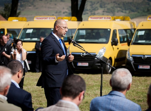 Siguranța copiilor noștri este temelia viitorului. Localități din Ținutul Secuiesc au primit autobuze școlare Siguranța copiilor noștri este temelia viitorului. Localități din Ținutul Secuiesc au primit autobuze școlare