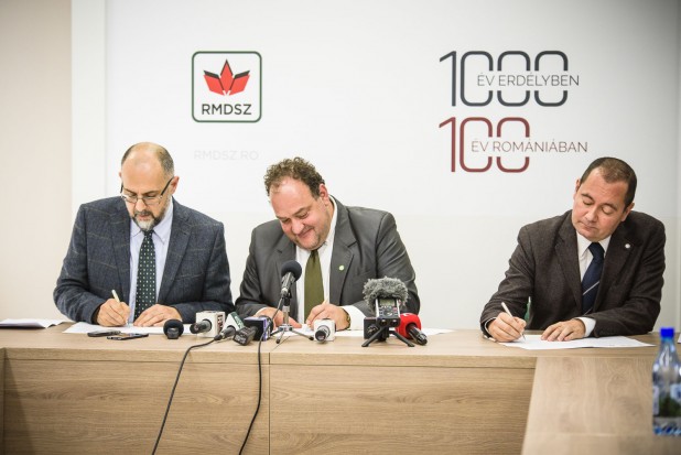 Rezoluția comună a organizațiilor politice maghiare din Transilvania privind alinierea conceptelor de autonomie, la 25 de ani de la Declarația de la Cluj-Napoca Rezoluția comună a organizațiilor politice maghiare din Transilvania privind alinierea conceptelor de autonomie, la 25 de ani de la Declarația de la Cluj-Napoca