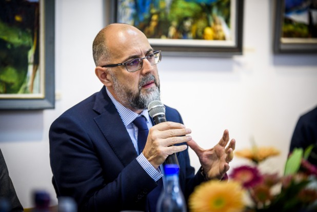 Nu cred că doar prin creștere economică și modernizare s-ar rezolva toate problemele României Nu cred că doar prin creștere economică și modernizare s-ar rezolva toate problemele României